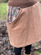 Lade das Bild in den Galerie-Viewer, Bio Cord Rock Damen Haselnuss/Hellbraun mit Siebenschläfer Taschen mit oder ohne Haarband
