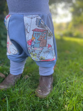 Lade das Bild in den Galerie-Viewer, BIO SOFT SWEAT HOSE Jeansblau Zwergenwelt Taschen Mitwachsend
