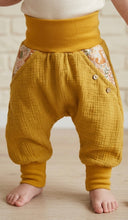 Lade das Bild in den Galerie-Viewer, Musselin-Hose Senfgelb Fuchs und Eule Taschen
