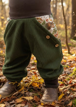 Lade das Bild in den Galerie-Viewer, Hose für Kinder und Babys Cord Waldgrün mit schlafende Tierkinder Taschen

