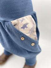 Lade das Bild in den Galerie-Viewer, Hose für Kinder und Babys Cord Blau mit Dinosaurier Taschen
