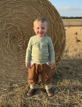 Lade das Bild in den Galerie-Viewer, Hose für Kinder und Babys Cord Hellbraun/Olive mit glückliche Hühner Taschen
