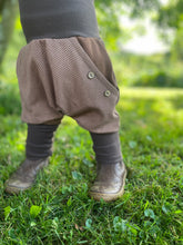 Lade das Bild in den Galerie-Viewer, Fischgräthose Bio Jacquard Sweat Hose Hellbraun/Braun Uni Taschen Mitwachshose
