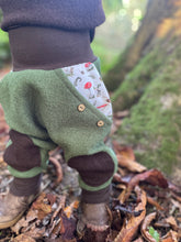 Lade das Bild in den Galerie-Viewer, WOLLWALK-HOSE Khaki/Braun  Zauber Pilz Zwerg Taschen Kniepatches
