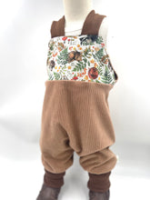 Lade das Bild in den Galerie-Viewer, Schlupf- Latzhose Bio Breitcordnicky Haselnuss schlafende Tierkinder Mitwachsend
