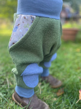 Lade das Bild in den Galerie-Viewer, WOLLWALK-HOSE Khaki/Jensblau glückliche Hühner Taschen Kniepatches
