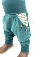Lade das Bild in den Galerie-Viewer, CORDNICKY-HOSE Dunkelmint Herzchen
