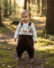 Lade das Bild in den Galerie-Viewer, Latzhose für Kinder und Babys Cord Braun mit Bertie Pomm
