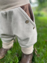 Lade das Bild in den Galerie-Viewer, Fischgräthose Bio Jacquard Sweat Hose Beige Hellbraun Uni Taschen Mitwachshose
