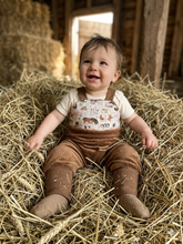 Lade das Bild in den Galerie-Viewer, Latzhose für Kinder und  Babys Cord Hellbraun mit Bauernhoftiere Taschen
