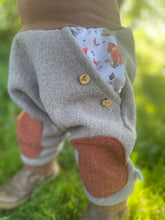 Lade das Bild in den Galerie-Viewer, WOLLWALK-HOSE Grau/Braun Brombeerzwerg Taschen Kniepatches
