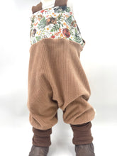 Lade das Bild in den Galerie-Viewer, Schlupf- Latzhose Bio Breitcordnicky Haselnuss schlafende Tierkinder Mitwachsend
