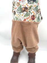 Lade das Bild in den Galerie-Viewer, Schlupf- Latzhose Bio Breitcordnicky Haselnuss schlafende Tierkinder Mitwachsend
