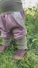 Laden und Abspielen von Videos im Galerie-Viewer, BIO SOFT SWEAT HOSE Altrosa/gestreift Wiesenelfen Taschen Mitwachsend

