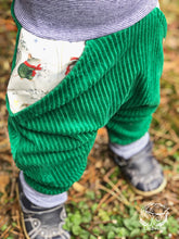 Lade das Bild in den Galerie-Viewer, CORDNICKY-HOSE FLASCHENGRÜN WINTERMÄUSE
