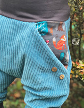 Lade das Bild in den Galerie-Viewer, CORDNICKY-HOSE PETROL WALDTIERE
