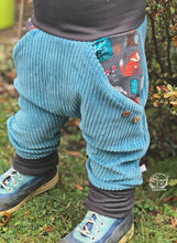 Lade das Bild in den Galerie-Viewer, CORDNICKY-HOSE PETROL WALDTIERE
