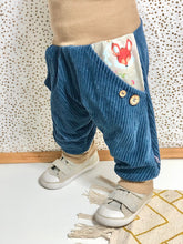 Lade das Bild in den Galerie-Viewer, CORDNICKY-HOSE BLAU FUCHS UND PANDA
