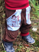 Lade das Bild in den Galerie-Viewer, CORDNICKY-HOSE BRAUN PIRATEN
