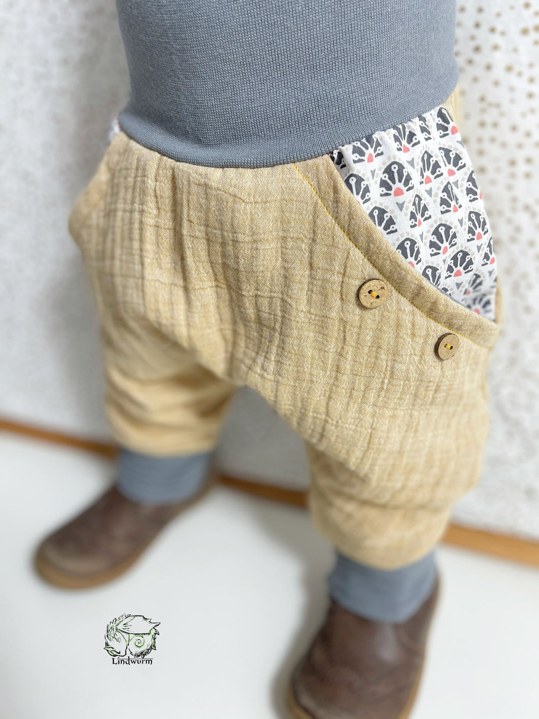 MUSSELIN-HOSE SAND FÄCHERMUSTER