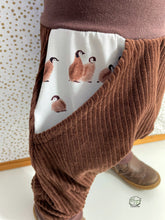 Lade das Bild in den Galerie-Viewer, CORDNICKY-HOSE BRAUN PINGUINE
