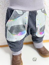 Lade das Bild in den Galerie-Viewer, CORDNICKY-HOSE DUNKELGRAU REGENBOGENWAL
