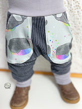 Lade das Bild in den Galerie-Viewer, CORDNICKY-HOSE DUNKELGRAU REGENBOGENWAL
