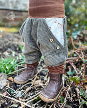 Lade das Bild in den Galerie-Viewer, CORDNICKY-HOSE KHAKI WALDTIERE

