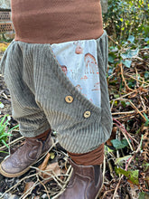 Lade das Bild in den Galerie-Viewer, CORDNICKY-HOSE KHAKI WALDTIERE
