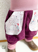 Lade das Bild in den Galerie-Viewer, CORDNICKY-HOSE BEERE WICHTEL UND HASE
