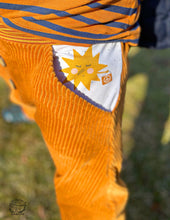 Lade das Bild in den Galerie-Viewer, CORDNICKY-HOSE SENFGELB SONNE FRIEDEN
