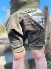 Lade das Bild in den Galerie-Viewer, Kurze Hose für Kinder und Babys Cord Khaki mit Kroko Taschen
