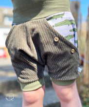 Lade das Bild in den Galerie-Viewer, Kurze Hose für Kinder und Babys Cord Khaki mit Kroko Taschen

