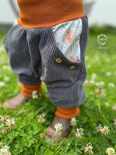 Lade das Bild in den Galerie-Viewer, CORDNICKY-HOSE DUNKELGRAU BIENCHEN SUM HERUM
