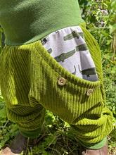Lade das Bild in den Galerie-Viewer, CORDNICKY-HOSE HELLGRÜN KROKO
