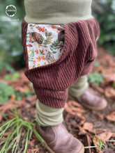 Lade das Bild in den Galerie-Viewer, CORDNICKY-HOSE BRAUN SCHLAFENDE TIERKINDER
