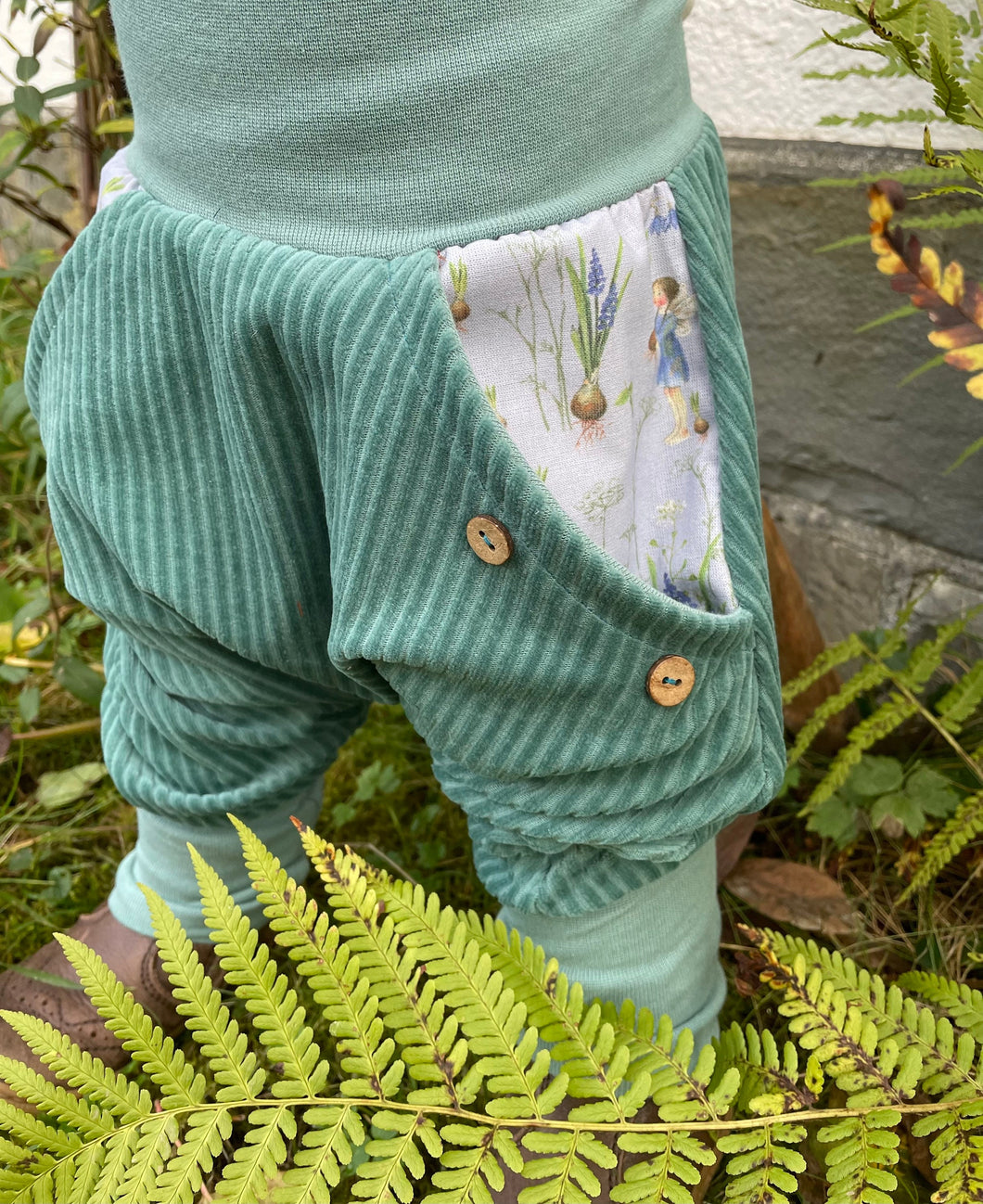 CORDNICKY-HOSE MINT FRÜHLINGSELFEN