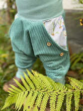 Lade das Bild in den Galerie-Viewer, CORDNICKY-HOSE MINT FRÜHLINGSELFEN
