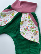 Lade das Bild in den Galerie-Viewer, CORDNICKY-HOSE FLASCHENGRÜN BLÜHTENBABYS
