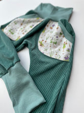 Lade das Bild in den Galerie-Viewer, CORDNICKY-HOSE MINT FRÜHLINGSELFEN
