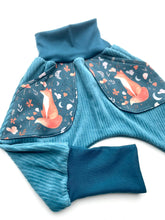 Lade das Bild in den Galerie-Viewer, CORDNICKY-HOSE PETROL FUCHS
