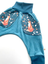 Lade das Bild in den Galerie-Viewer, CORDNICKY-HOSE PETROL FUCHS
