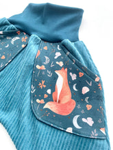 Lade das Bild in den Galerie-Viewer, CORDNICKY-HOSE PETROL FUCHS
