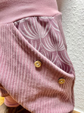 Lade das Bild in den Galerie-Viewer, CORDNICKY-HOSE ROSA BLUMEN MUSTER
