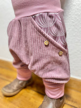 Lade das Bild in den Galerie-Viewer, CORDNICKY-HOSE ROSA BLUMEN MUSTER
