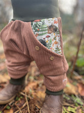 Lade das Bild in den Galerie-Viewer, CORDNICKY-HOSE HASELNUSS SCHLAFENDE TIERE
