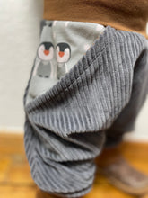 Lade das Bild in den Galerie-Viewer, CORDNICKY-HOSE DUNKELGRAU PINGUINE
