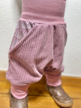 Lade das Bild in den Galerie-Viewer, CORDNICKY-HOSE ROSA BLUMEN MUSTER
