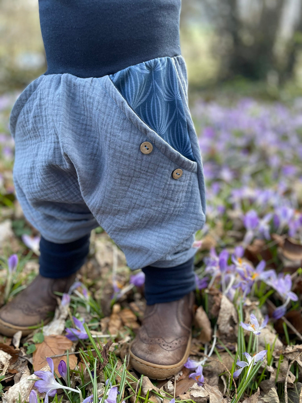 MUSSELIN-HOSE HELLBLAU BLUMENMUSTER