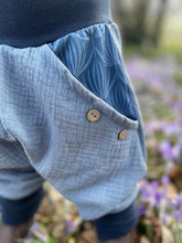 Lade das Bild in den Galerie-Viewer, MUSSELIN-HOSE HELLBLAU BLUMENMUSTER
